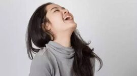 Ilustrasi melepaskan masalah dengan tertawa