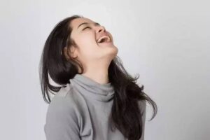 Hidup Ini Menyenangkan Tertawalah, Berikan Jarak Masalahmu