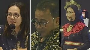 Gambar terpisah dari tiga orang: Pilar, seorang wanita berkacamata yang berbicara ke mikrofon; seorang pria berkacamata yang melihat ke bawah; dan seorang wanita dengan pakaian tradisional dan topi baja, semuanya berlatar belakang gelap.